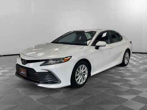 Used 2024 Toyota Camry LE w/ Convenience Package FWD image 4