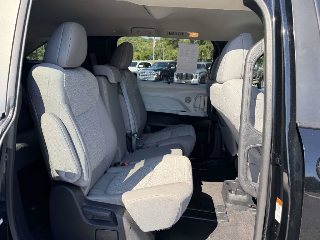 Used 2025 Toyota Sienna LE FWD image 13