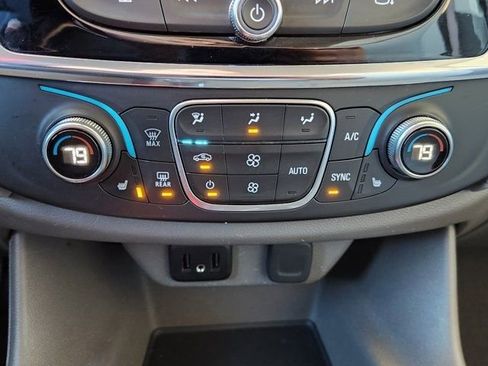 Used 2020 Chevrolet Traverse LT image 22