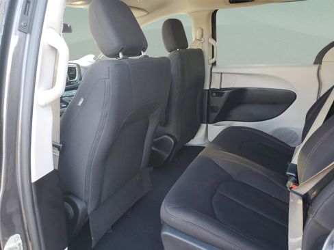 Used 2022 Volkswagen Atlas Cross Sport SE image 8