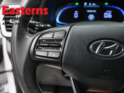 Used 2025 Hyundai Venue Limited FWD image 14
