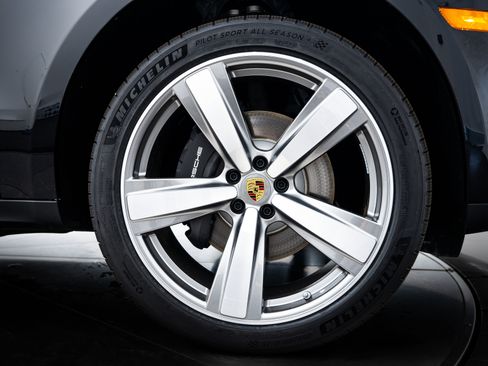 Certified 2025 Porsche Macan image 11