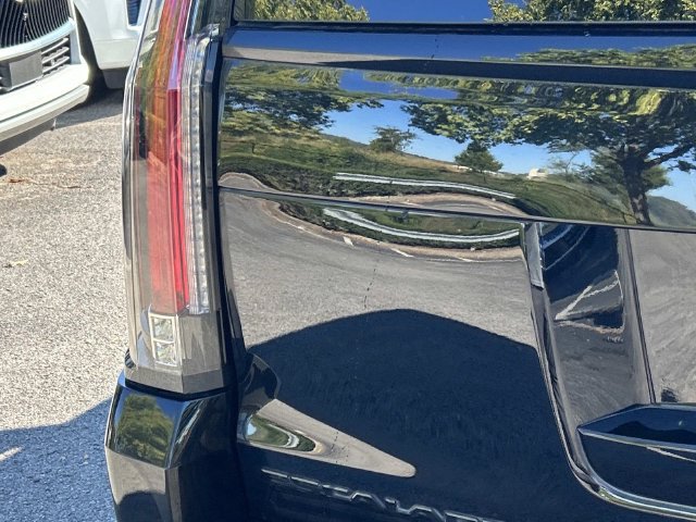 Used 2019 Cadillac Escalade Luxury w/ Escalade Sport Edition AWD/4WD image 12