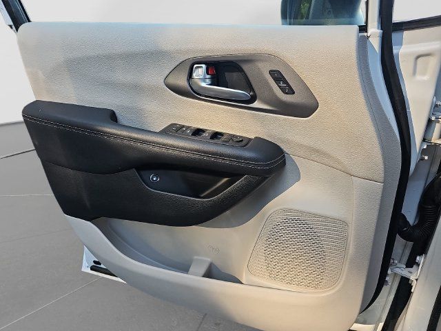 Used 2023 Chrysler Pacifica Touring-L FWD image 23