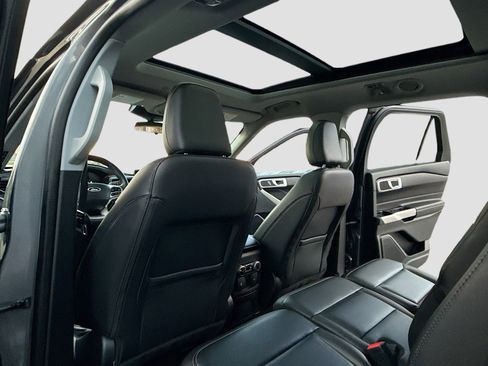 Used 2022 Ford Explorer XLT w/ Equipment Group 202A image 6