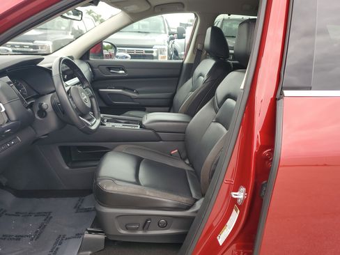 Used 2024 Nissan Pathfinder SL image 10