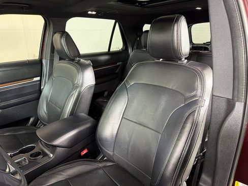 Used 2018 Ford Explorer Limited w/ Equipment Group 301A FWD image 11