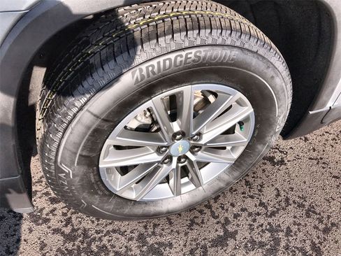 Used 2023 Chevrolet Traverse LT w/ Rear Camera Mirror Package image 10