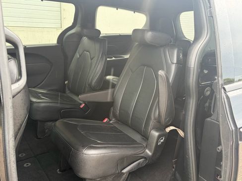 Used 2018 Chrysler Pacifica Touring-L w/ Premium Audio Group FWD image 11