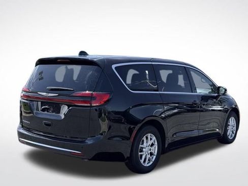 Used 2025 Chrysler Pacifica Select FWD image 4