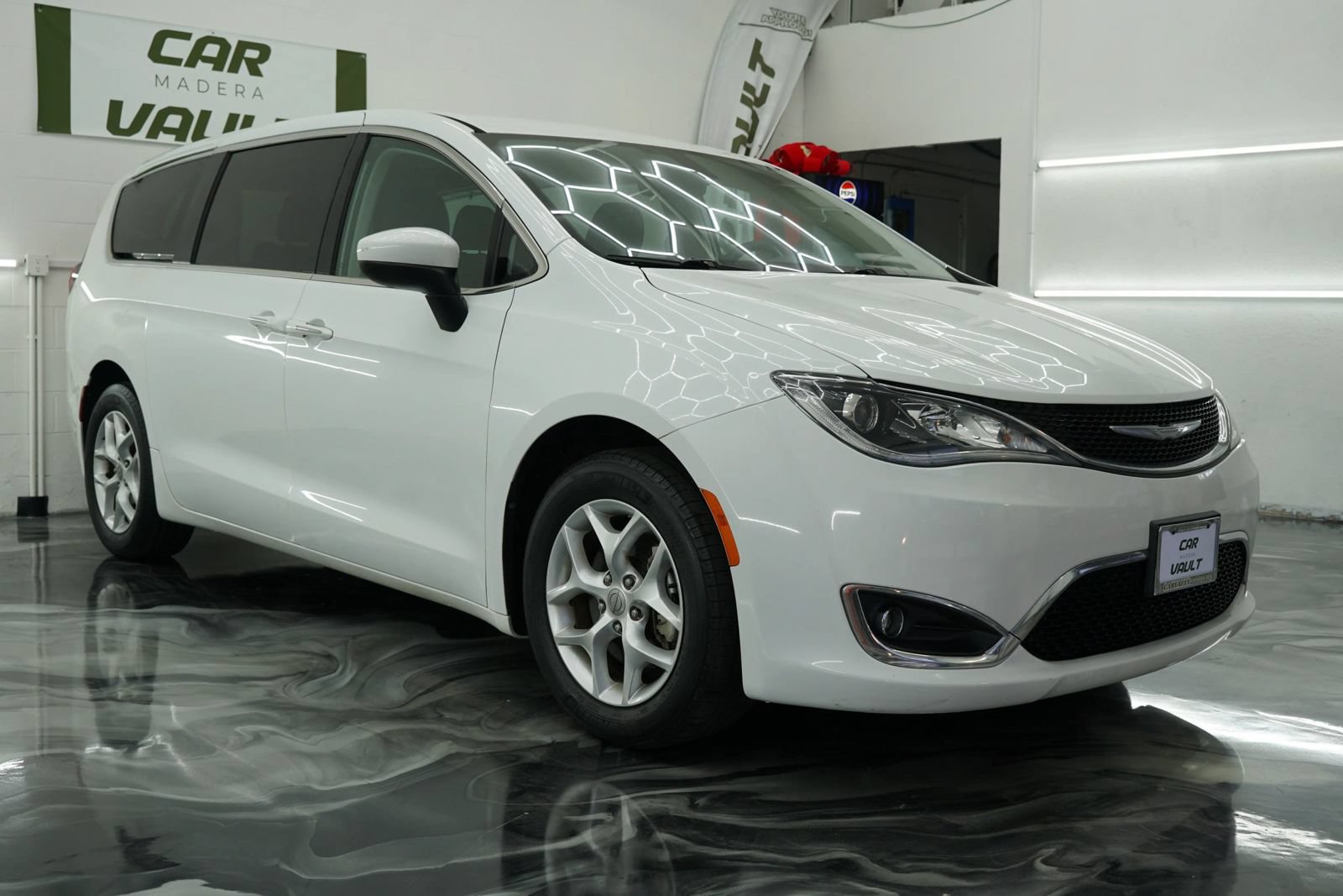 Used 2017 Chrysler Pacifica Touring Plus w/ Tire & Wheel Group FWD image 9