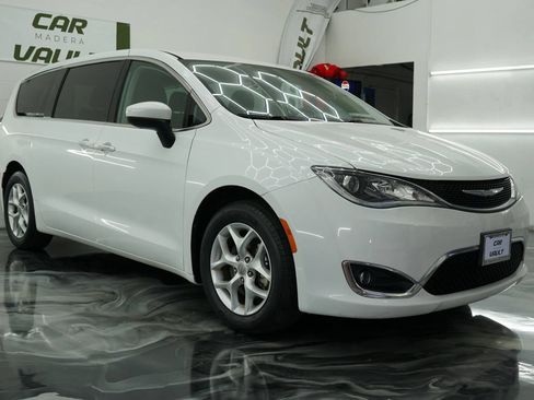 Used 2017 Chrysler Pacifica Touring Plus w/ Tire & Wheel Group FWD image 9