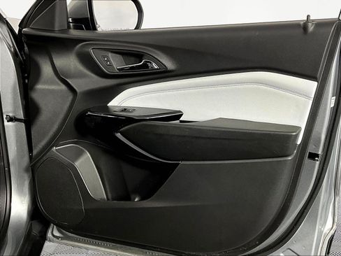 Used 2025 Chevrolet Trax LT FWD image 25