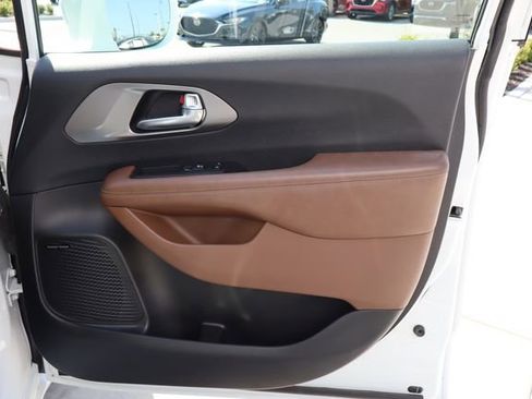 Used 2019 Chrysler Pacifica Limited w/ Advanced Safetytec Group FWD image 22