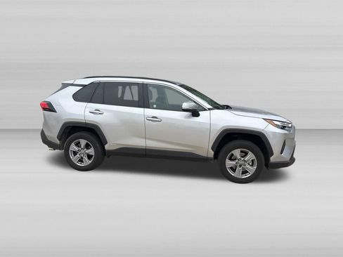 Used 2025 Toyota RAV4 XLE AWD/4WD image 3