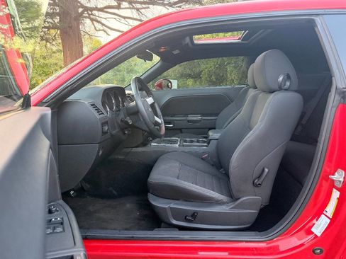 Used 2010 Dodge Challenger R/T RWD image 10
