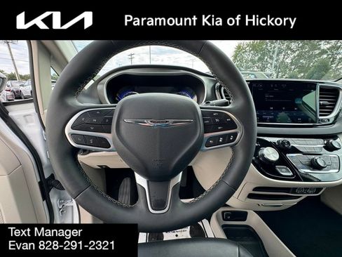 Used 2024 Chrysler Pacifica Touring-L image 7