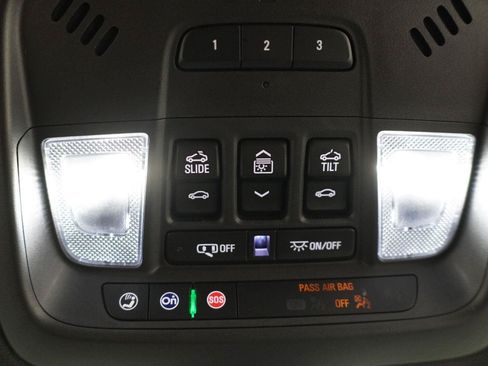 Used 2023 Chevrolet Traverse High Country FWD image 15