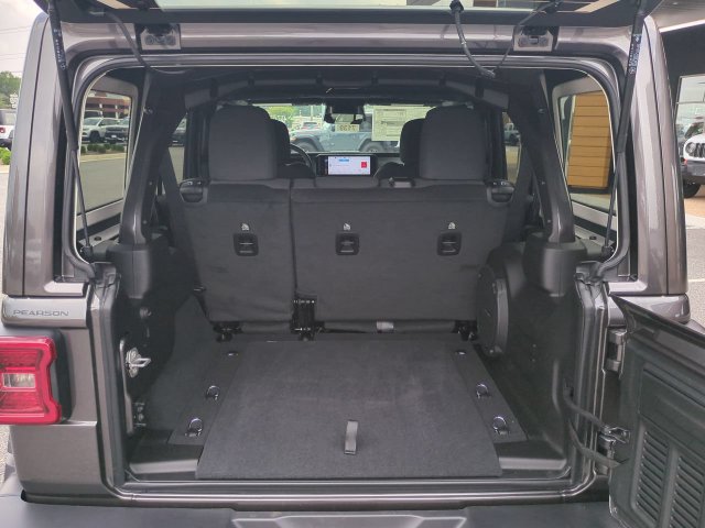 New 2026 Jeep Wrangler Unlimited Sahara w/ Technology Group AWD/4WD image 13