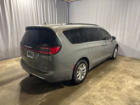 Used 2022 Chrysler Pacifica Touring-L w/ Uconnect Theater Family Group AWD/4WD image 26