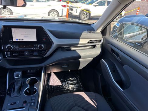 Used 2025 Toyota Highlander LE image 37