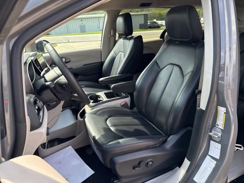 Used 2023 Chrysler Pacifica Touring-L FWD image 2