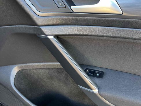 Used 2018 Volkswagen e-Golf SE w/ DC Fast Charging Package image 66