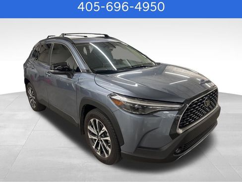 Used 2025 Toyota Corolla Cross XLE w/ Convenience Package image 2