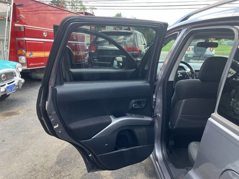 Used 2009 Mitsubishi Outlander ES image 16