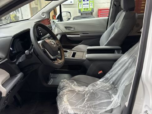 Used 2024 Toyota Sienna XLE image 26