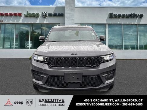 Used 2023 Jeep Grand Cherokee Altitude AWD/4WD image 6