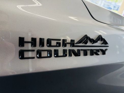 Used 2024 Chevrolet Suburban High Country AWD/4WD image 4