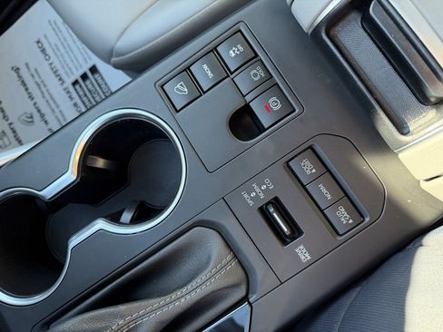 Certified 2023 Toyota Highlander XLE image 17