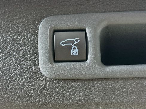 Used 2024 Toyota Sienna XLE FWD image 31