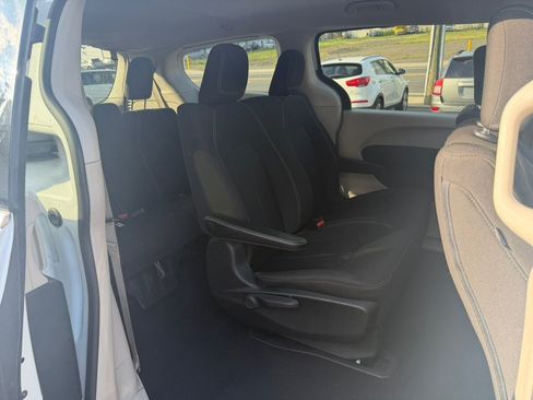 Used 2020 Chrysler Voyager L FWD image 12