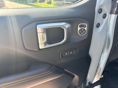 Used 2024 Jeep Wrangler Unlimited Sahara AWD/4WD image 9