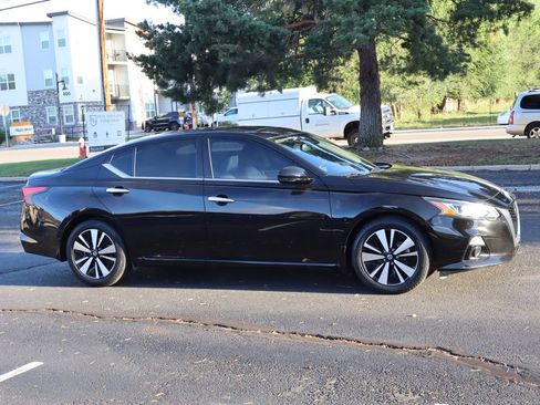 Used 2019 Nissan Altima 2.5 SV FWD image 2