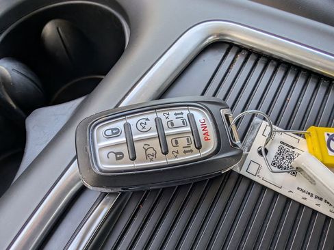 Used 2024 Chrysler Pacifica Touring-L image 19