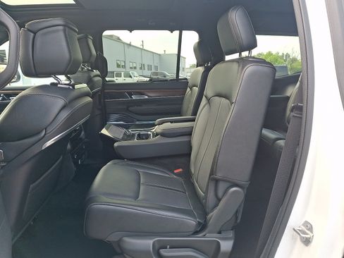 Used 2025 Jeep Grand Wagoneer 4WD image 10