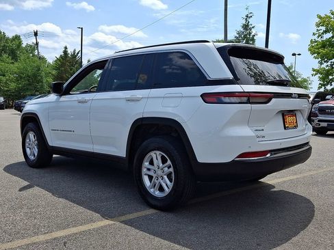 Certified 2025 Jeep Grand Cherokee Laredo AWD/4WD image 4