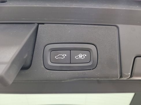 Certified 2023 Volvo XC60 B5 Ultimate w/ Climate Package image 11