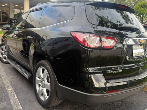 Used 2017 Chevrolet Traverse LT w/ Style and Technology Package FWD image 3