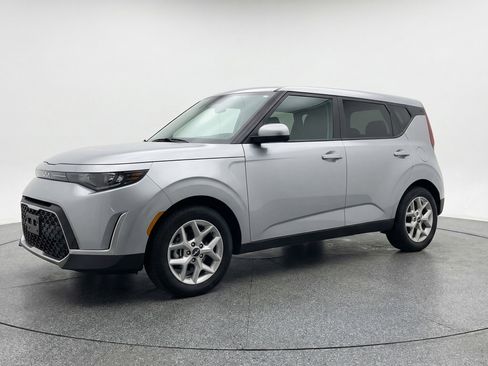 Used 2025 Kia Soul LX w/ LX Technology Package FWD image 3