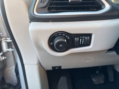 Used 2024 Chrysler Pacifica Touring-L w/ Uconnect Theater Family Group image 22