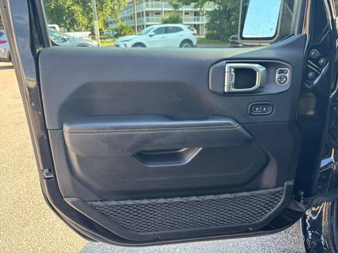 Used 2025 Jeep Wrangler Unlimited Sahara AWD/4WD image 18