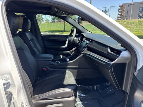 Certified 2024 Jeep Grand Cherokee Altitude AWD/4WD image 24