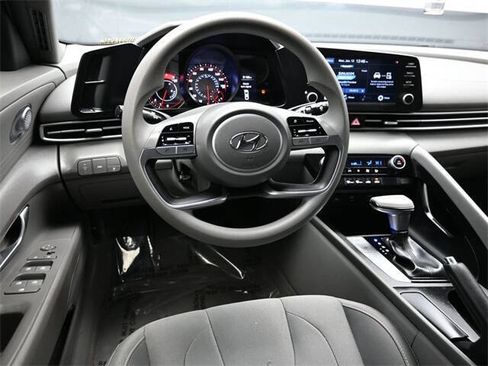 Used 2021 Hyundai Elantra SEL image 17