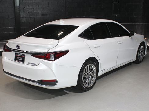 Used 2022 Lexus ES 300h Ultra Luxury w/ Accessory Package 2 FWD image 16