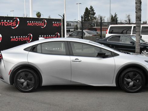 Used 2024 Toyota Prius LE image 9