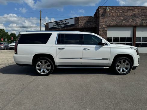 Used 2018 Cadillac Escalade ESV Luxury AWD/4WD image 18